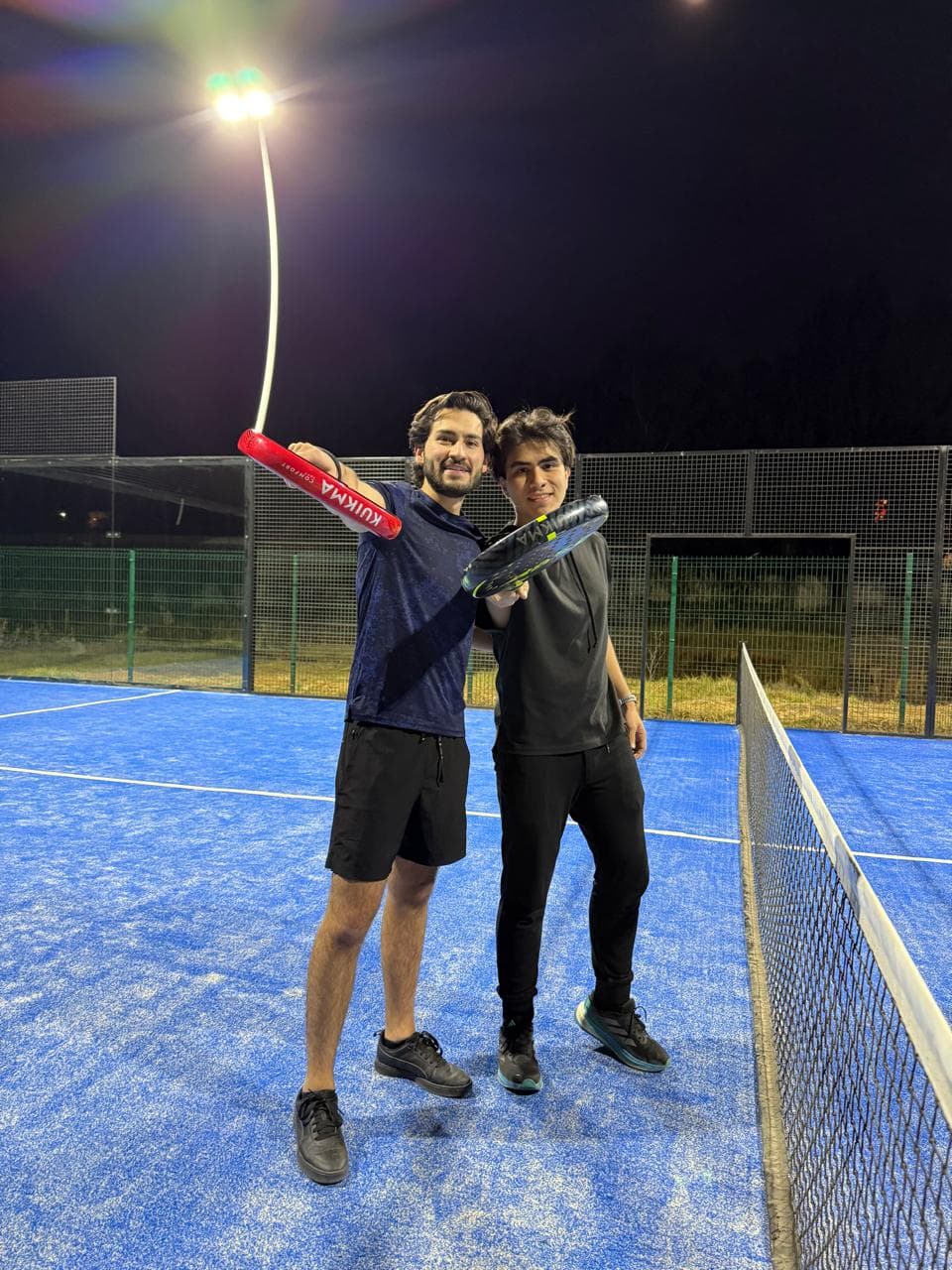 Dos jugadores de la comunidad Sacré conviviendo en la cancha