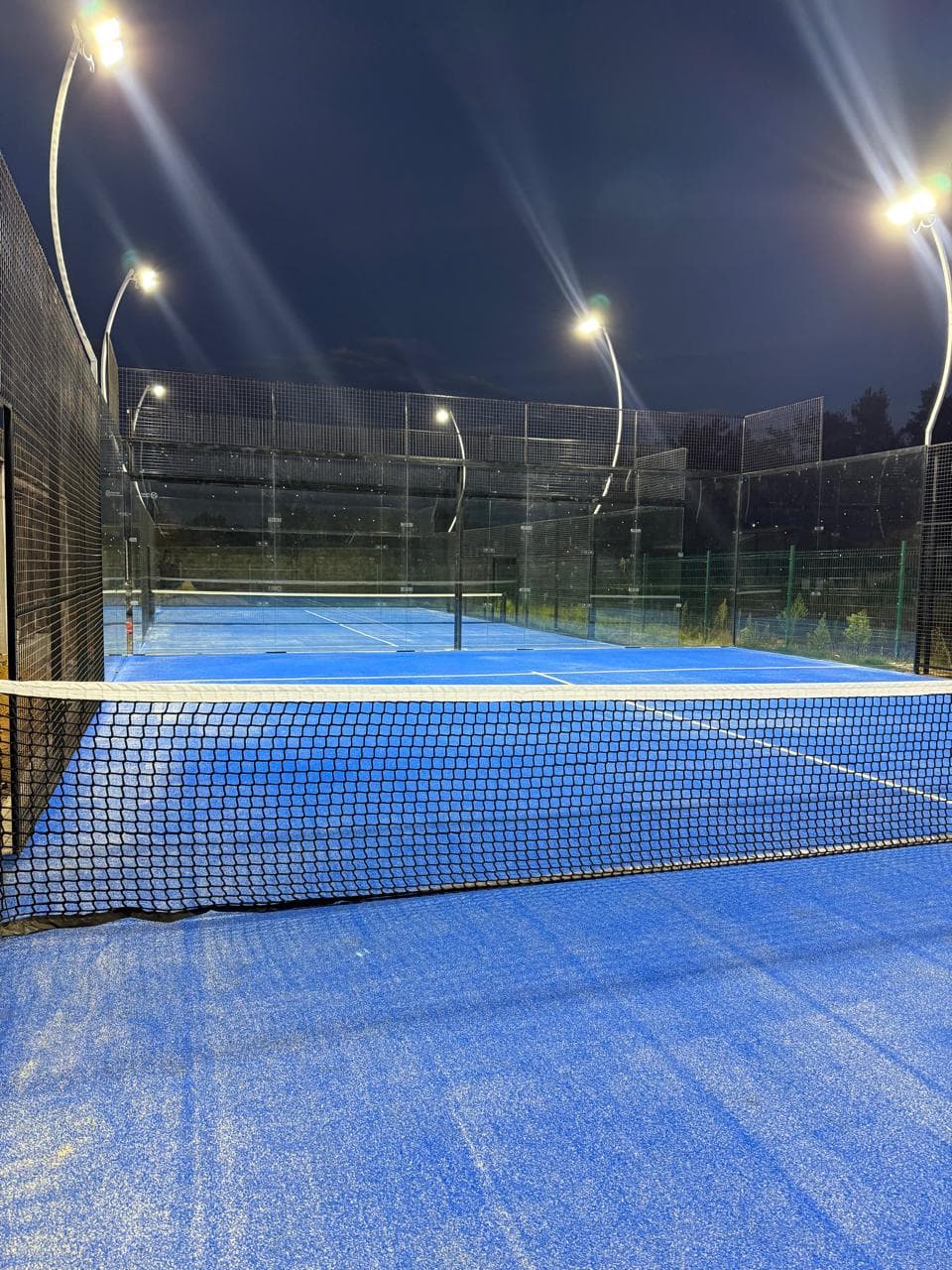 Cancha Sacré Pádel iluminada de noche