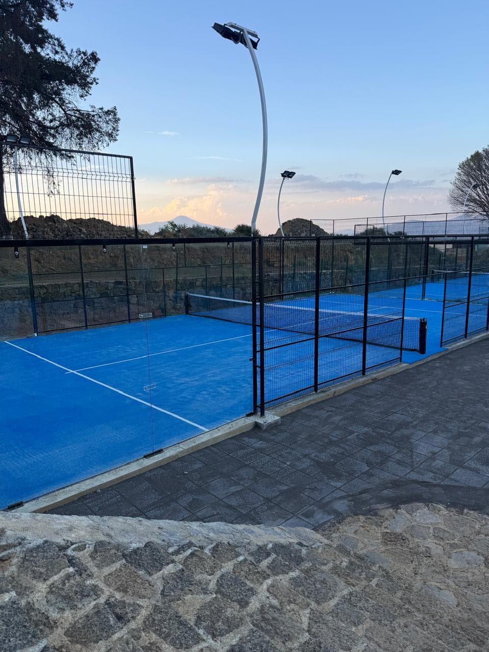 Vista de las canchas con los cerros de Pátzcuaro de fondo