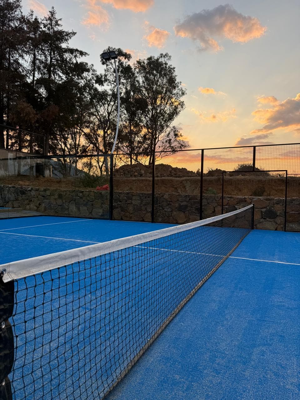 Cancha de pádel Sacré al atardecer en Pátzcuaro